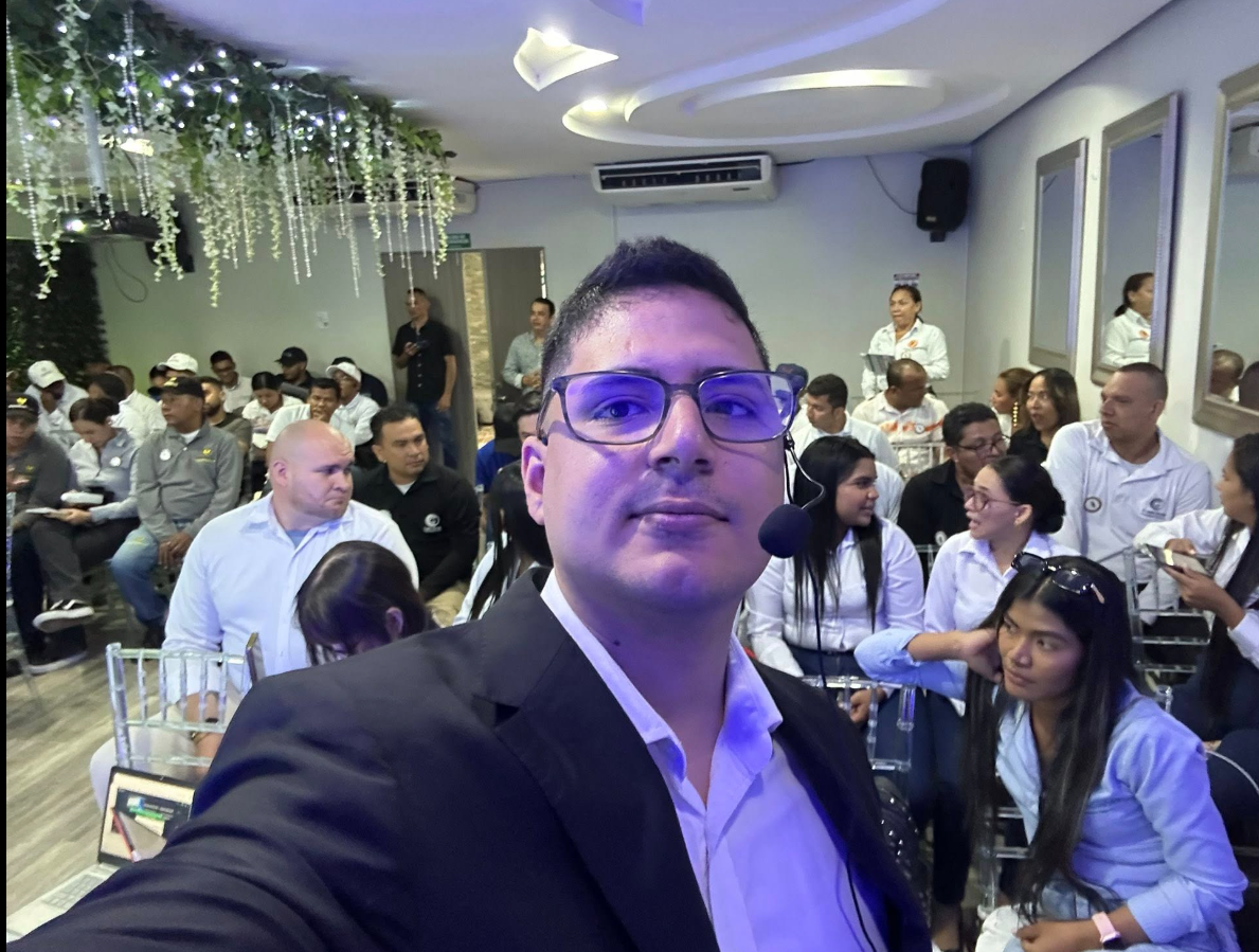 Jorge Bedoya presenting to 30+ pest-control companies in Barranquilla, Colombia, 2025
