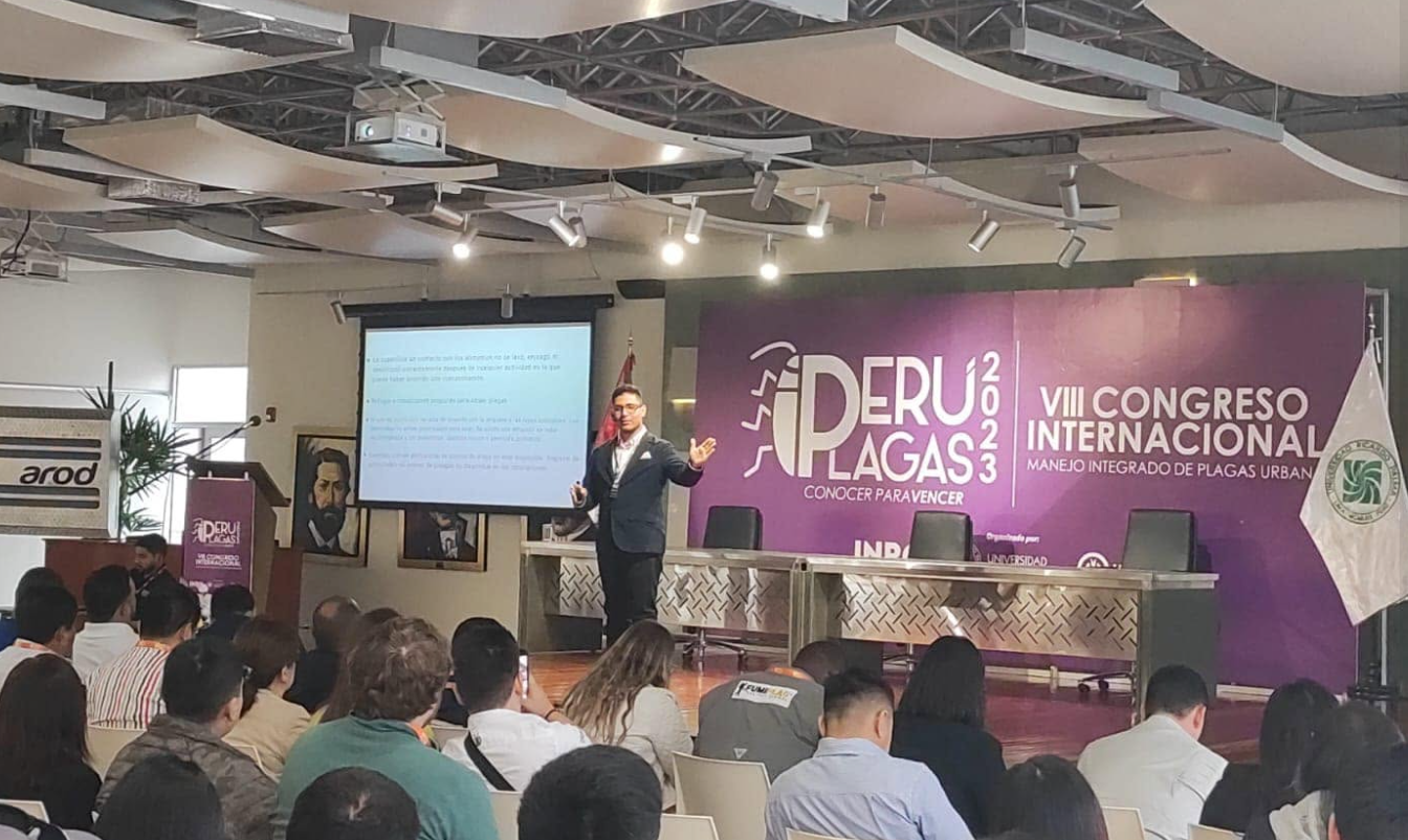 Jorge Bedoya speaking at PeruPlagas 2023 in Lima