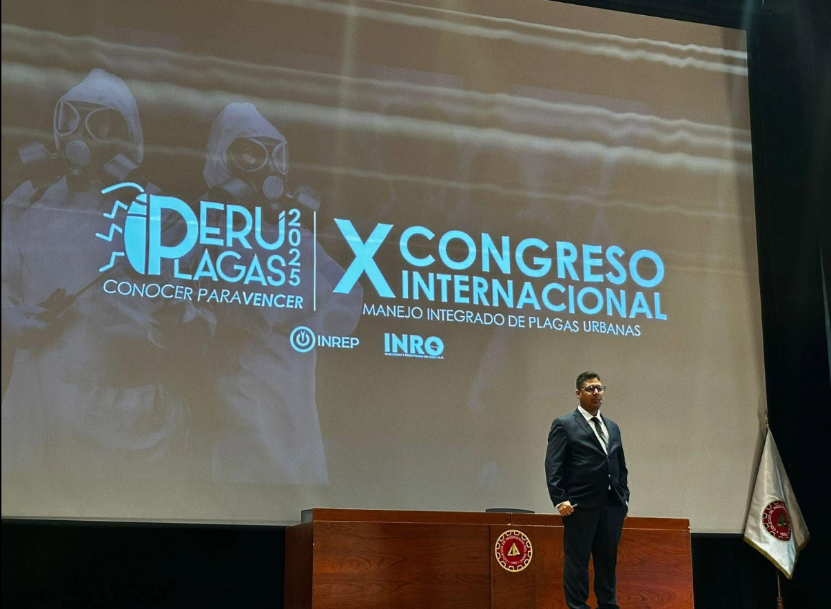 Jorge Bedoya speaking at PeruPlagas 2025, the X International Congress in Lima