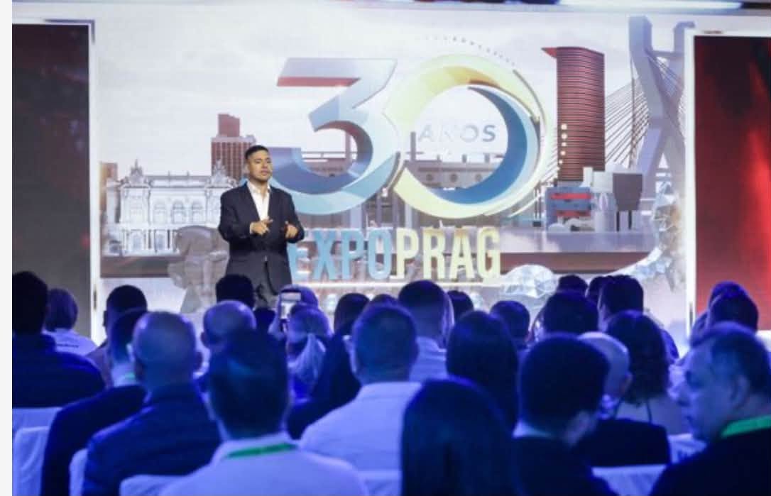 Jorge Bedoya speaking to a full audience at ExpoPrag 2026 in Sao Paulo, Brazil
